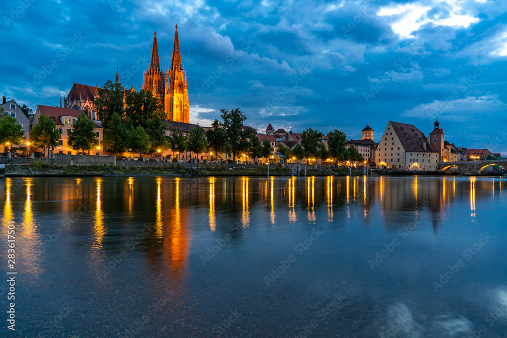 Naklejka premium Regensburg an der Donau in der Abendstimmung