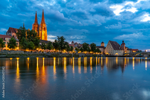 Regensburg an der Donau in der Abenddämmerung