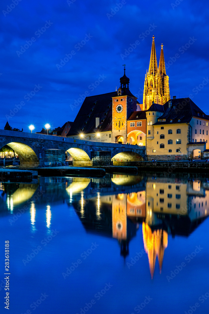 Altstadt von Regensburg in der Blauen Stunde