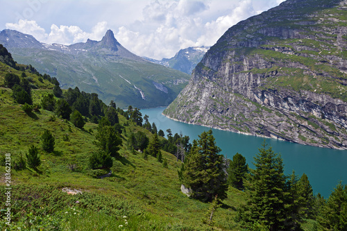 Zervreilasee mit Zervreilahorn, Graubünden photo