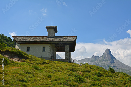 Kapelle Zervreila mit Zervreilahorn, Graubünden photo