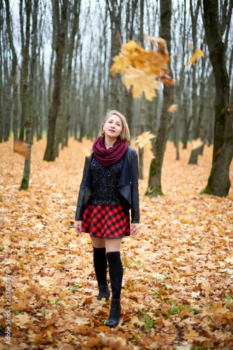 young woman in autumn park © Андрей Соколов