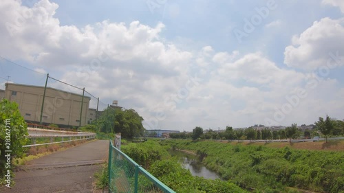 Wallpaper Mural 川沿いの遊歩道から見る青空と雲 Torontodigital.ca