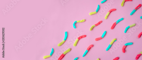 Patrón de moda  gomitas de colores  sobre un fondo rosado para diseño de pancarta, póster, folleto, tarjeta, postal, portada photo