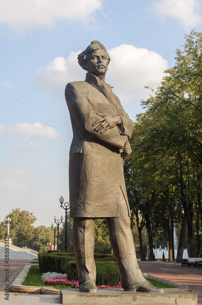 Naklejka premium Monument to Belarusian poet Maxim Bogdanovich in Minsk