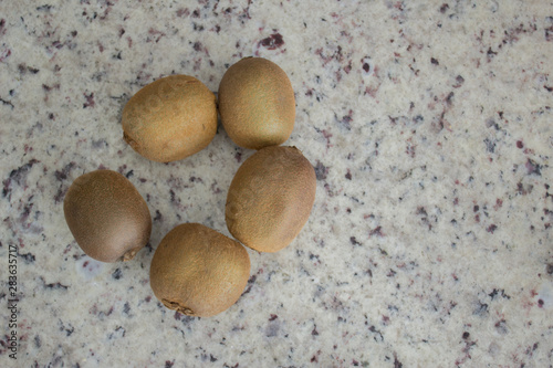 Circle of kiwis on the left