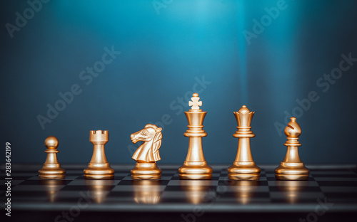 Cuadro en lienzo Chess set. Gold chess pieces on chess board.