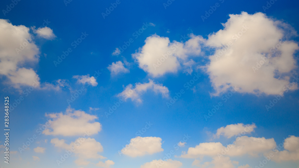 Obraz premium Light clouds at morning sky