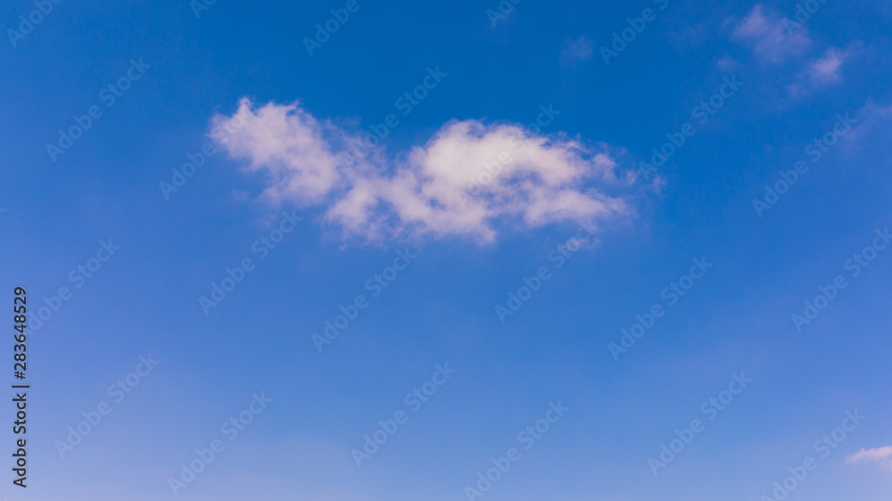 Obraz premium Single light cloud at morning sky