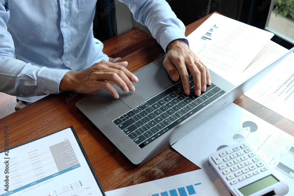Obraz premium Businessmen, financial accountants, planners, work, planning, ideas in the office, using the tools and calculators to work