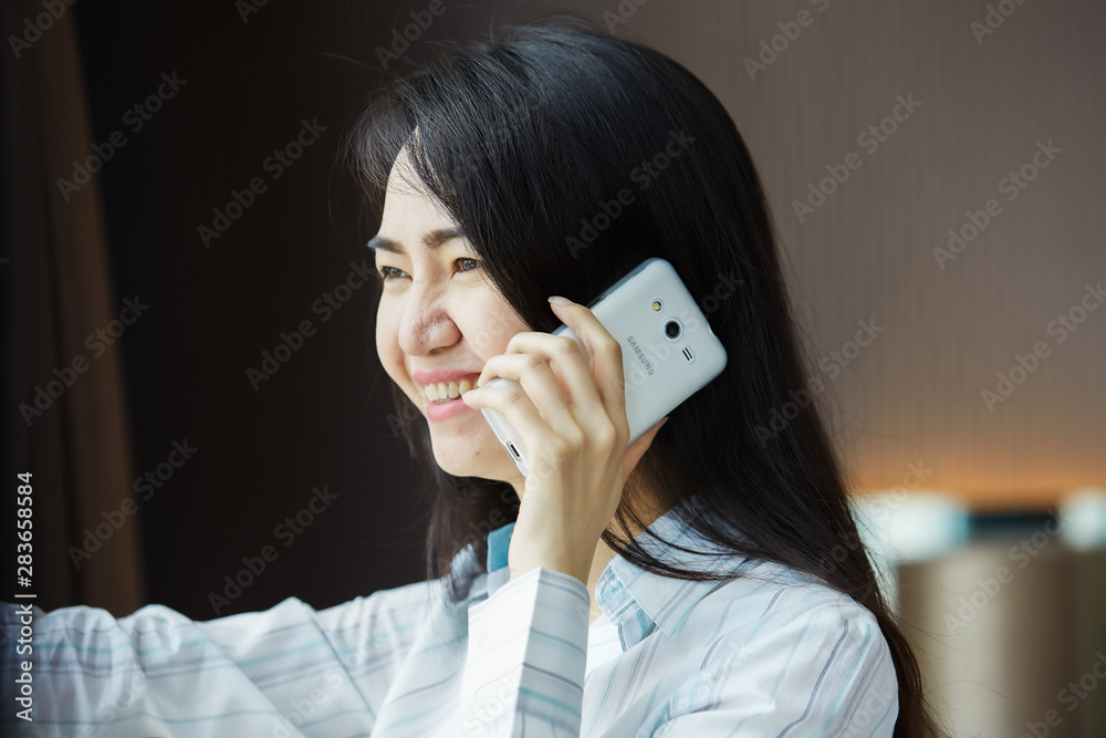 Asian busniness woman Is talking on a mobile phone Asian busniness woman Is talking on a mobile phone