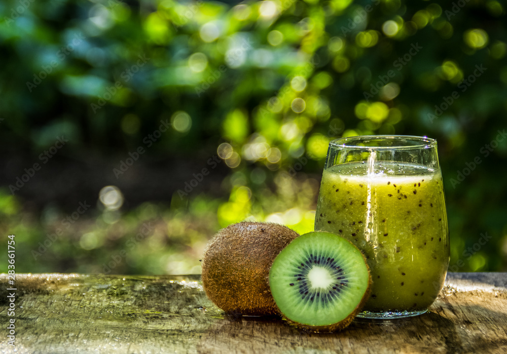 Superfood smoothie kiwi. Healthy green kiwi smoothie.