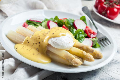 White asparagus with poached egg