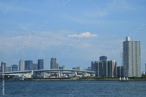 淀川河口付近から梅田方面の風景