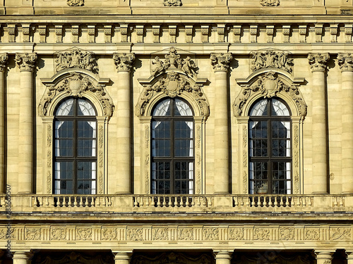 Ansicht an einem historischem Gebäude mit Fenstern im Barockstil in Deutschland / Bayern / Würzburg