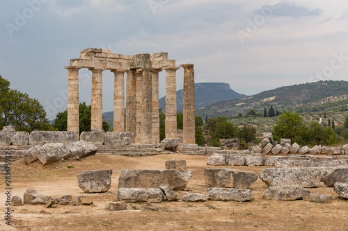 Obraz na płótnie The Temple of Nemean Zeus in the ancient Nemea archeological site, Peloponnese, Greece w salonie