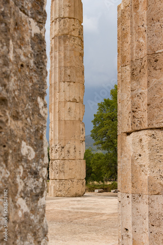 Obraz na płótnie Pillars of the temple of Zeus in the ancient Nemea archeological site, Peloponnese, Greece w salonie