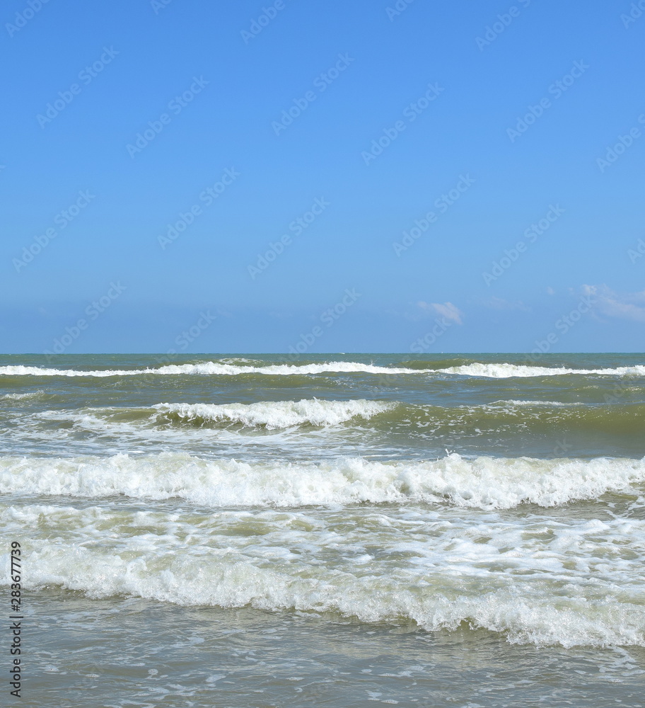 Wilder Wellengang nach einer Regennacht am Strand der Adria