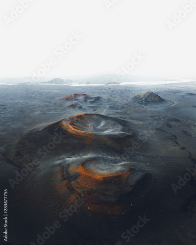 Isländische Vulkankrater aus der Luft mit schwarzer und roter Erde photo