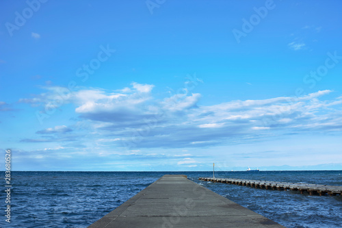 海の上の堤防と空