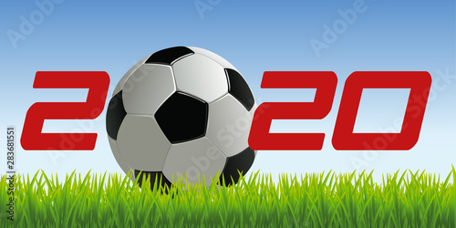 ’année 2020 symbolisant l’univers du football, avec un ballon posé sur la pelouse d’un terrain