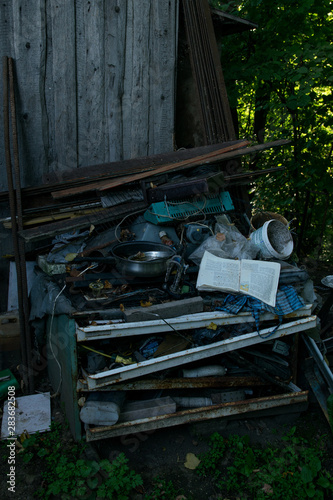 Φωτογραφία A pile of small household garbage lying in a landfill, an abandoned book, an unn