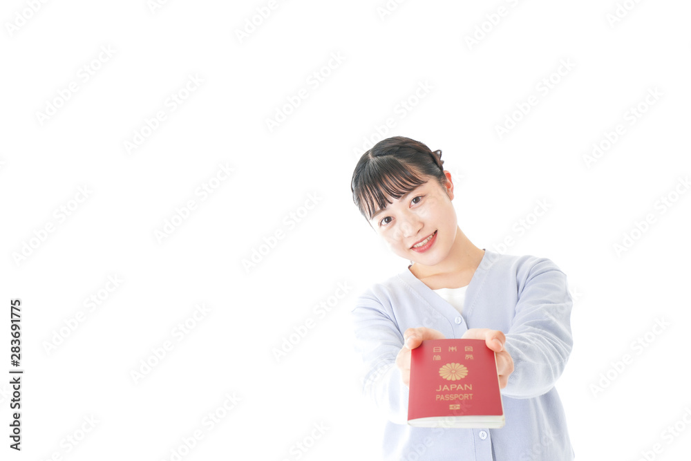 パスポートを持つ若い女性