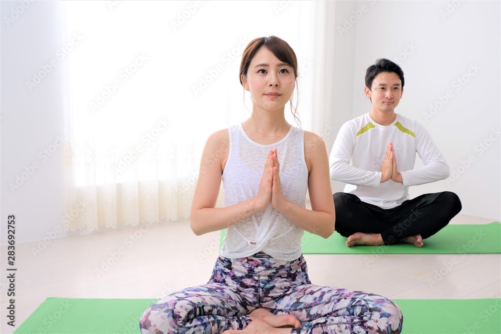 Naklejka premium ヨガをする男女