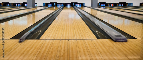 Leinwand Poster Bowling wooden floor with lane, Generic Bowling Alley lanes with bowling ball going towards the pins