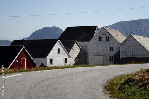 Fototapeta Naklejka Na Ścianę i Meble -  Vecchie case in legno sull'isola di Runde Norvegia
