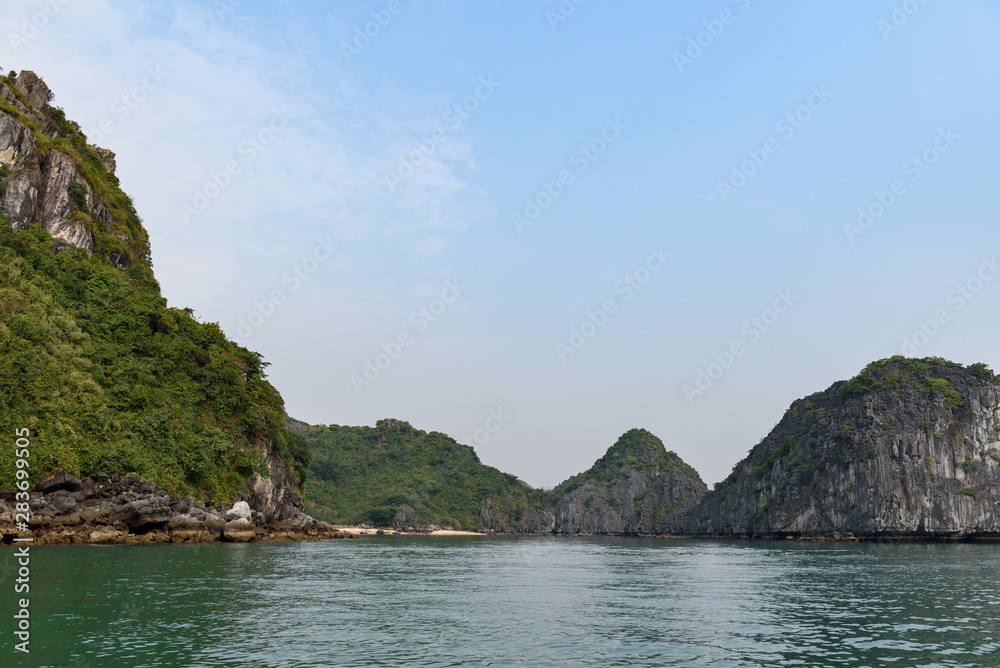 Vue rapprochées de la baie d'Ha Long et de la baie de Lan Ha Vue rapprochées de la baie d'Ha Long et de la baie de Lan Ha