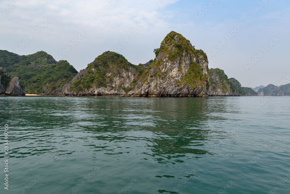 Vue rapprochées de la baie d'Ha Long et de la baie de Lan Ha