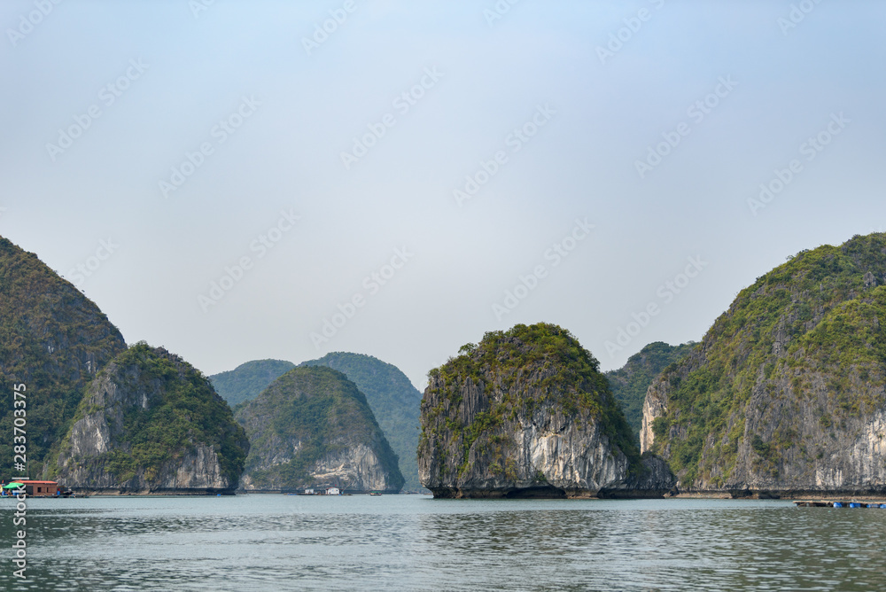 Vue rapprochées de la baie d'Ha Long et de la baie de Lan Ha