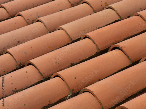Tejas cerámicas marrones en tejado