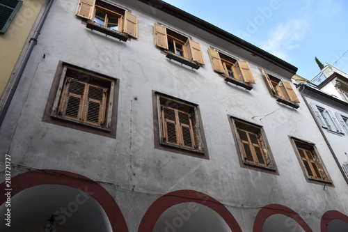 Meran, Südtirol, Kirche, Kirchturm, Zentrum, Stadtzentrum, Bürgerhaus, Bozner Tor, Stadttor, Uhr, Turmuhr, Wahrzeichen, Fresko, Heilige, Italien, Kurstadt, Stadtpfarrkirche, Gotisch, Spätgotisch, Goti photo