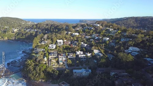 Domestic Houses based on top of Cliffs and Mountains - Sydney Australia photo