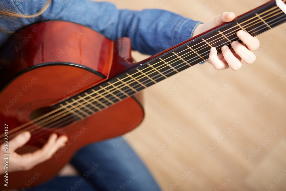 Obraz premium woman play guitar at home