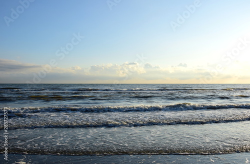 Wellen am Strand nach einer Gewitternacht photo