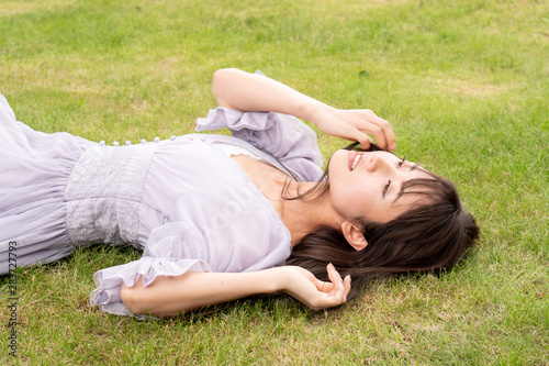 芝生に寝転がる女性