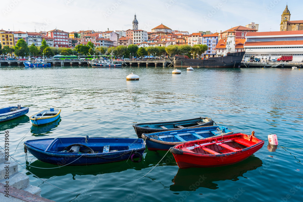 Barcas en el puerto pesquero de un pequeño pueblo 