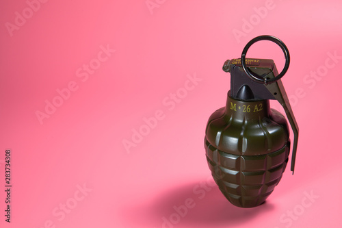 Φωτογραφία Green metal hand Grenade with round pin over When I pull out it will blow Bomb O