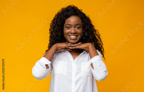 Young afro woman leaning chin on her hands