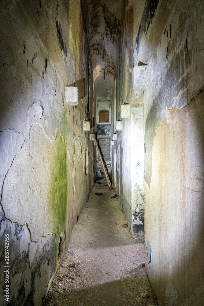 Lichtschein in einem dunklen Gang eines alten Bunkers