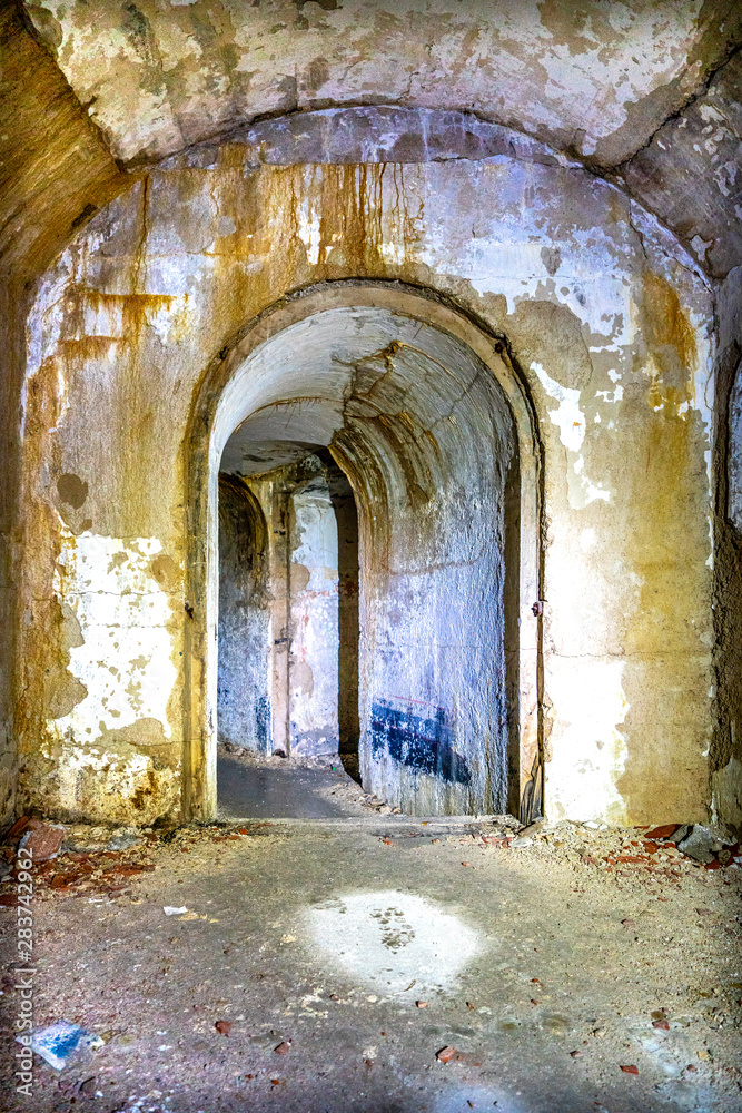 Dunkler Tunnel in einem alten Weltkriegs-Bunker