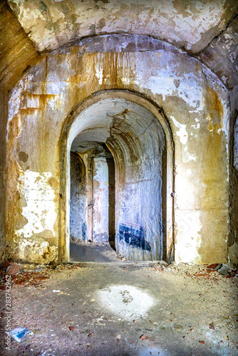 Dunkler Tunnel in einem alten Weltkriegs-Bunker