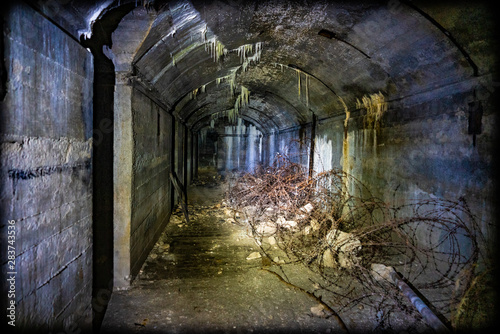 Müll und Schrott lagert in einem alten Bunker © zauberblicke