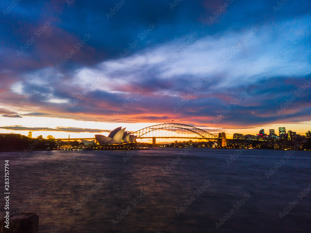 Obraz premium Spectacular View of Sydney Opera House During Sun Set