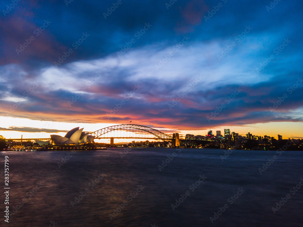 Obraz premium Spectacular View of Sydney Opera House During Sun Set