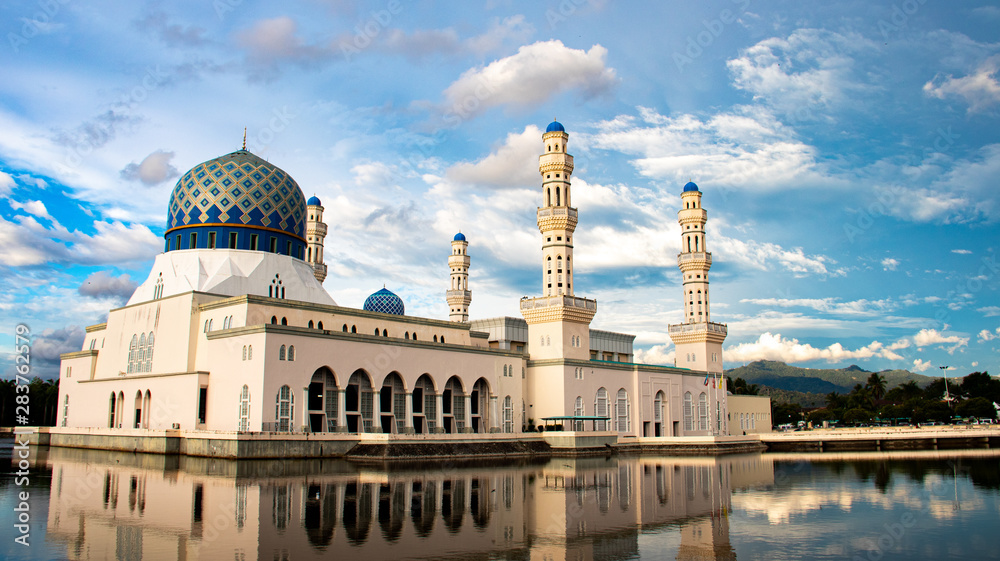 Naklejka premium Beautiful mosque on the water in Malaysia