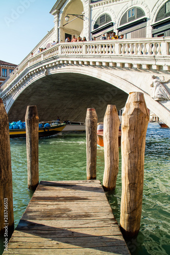 Venezada Italia uma cidade unica com seus canais que são usados como ruas e avenidas com um frenetico vai e vem de embarcações. Uma das cidades mais bonitas da Italia photo